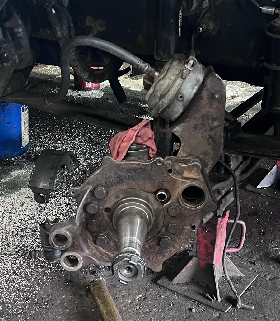 Heavy-duty truck spindle and steering knuckle assembly